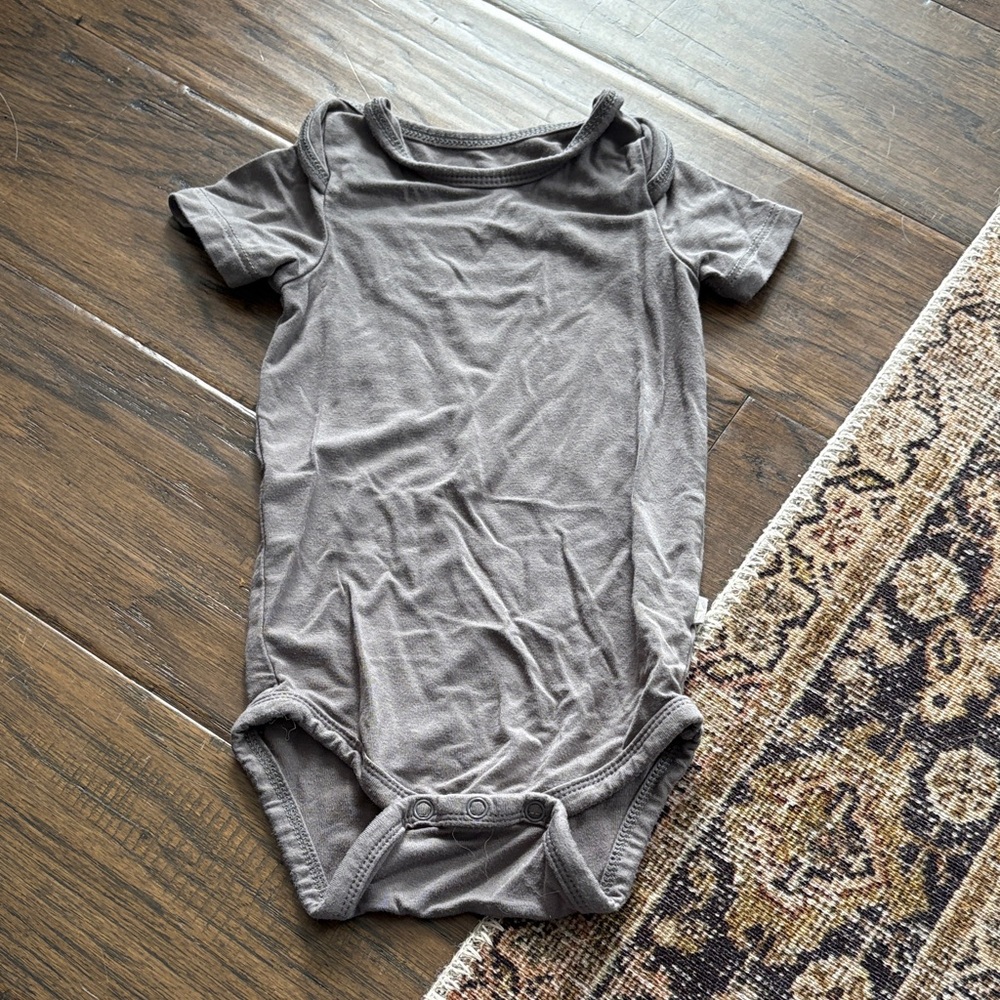Kyte BABY Gray Short-Sleeve One-Piece Bodysuit (6-12)